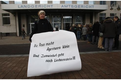 ...versammelten sich vor dem Landgericht,... (Foto:Reuters)