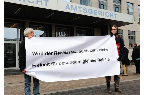 Oder: Wird der Rechtsstaat auch zur Leiche, Freiheit für besonders gleiche Reiche. (Foto: © Ingo Otto)