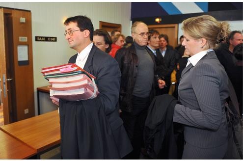 Staatsanwaeltin Daniela Wolters und Oberstaatsanwalt Gerrit Gabriel (l.) warteten auf den Beginn des Prozesses gegen den frueheren Vorstandsvorsitzenden der Deutschen Post AG, Klaus Zumwinkel. (Foto:ddp)