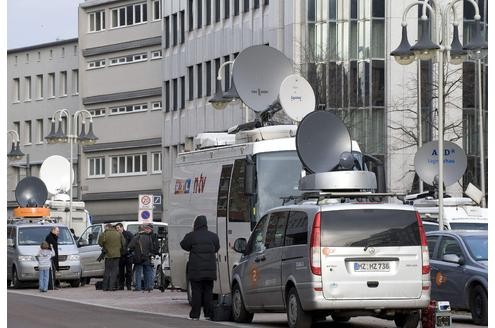 Uebertragungswagen parkten vor dem Landgericht Bochum. (Foto:ap)