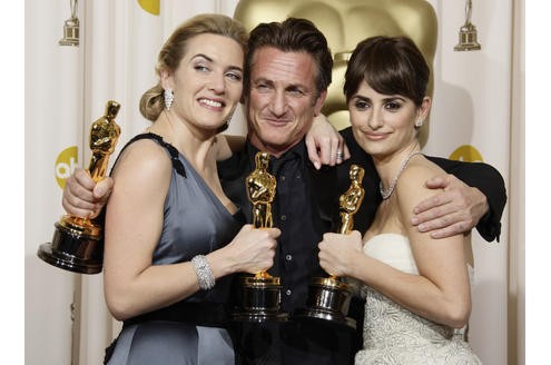 ... zeigte er sich auf Wunsch seines Freundes Clint Eastwood versöhnlich und erschien. Aus gutem Grund: Er erhielt den Oscar als bester Hauptdarsteller in Eastwoods Thriller Mystic River. Für seine Leistung in diesem Film war er auch schon mit dem Golden Globe ausgezeichnet worden. Einen weiteren Oscar gewann ...