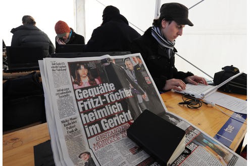... die im Pressezelt am Eingang des Gerichtsgebäudes auf den Ausgang der Verhandlung warteten.