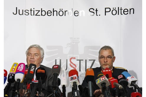 Nach dem Urteil gaben Erich Huber-Guensthofer (re.), stellvertretender Direktor des St. Pöltener Gefängnisses, und Franz Cutka, Vizepräsident des Gerichts in St. Poelten, eine Pressekonferenz.