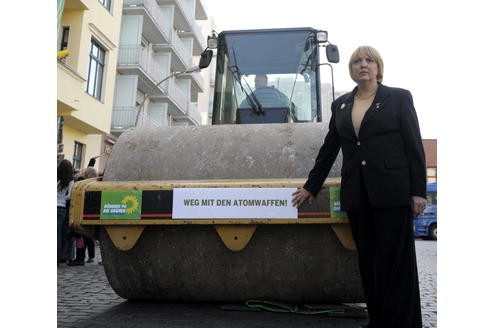 Weniger glanzvoll: Claudia Roth posiert 2009 vor einer Walze mit der Aufschrift Weg mit den Atomwaffen!. Mit der Aktion zum Natogipfel in Baden-Baden und Straßburg fordert Roth die atomare Abrüstung in Europa. Grünes Alltagsgeschäft.