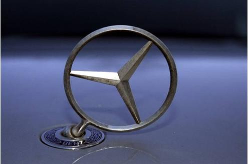 Ein Mercedesstern für die Kühlerhaube einer C-Klasse kostet 19,49 Euro. Hinzu kommen Kosten für den Einbau. Die Kühlerfiguren werden häufig im Zuge von Vandalismus abgebrochen – weshalb viele Mercedes-Händler ihren Kunden die Einbaukosten aus Kulanz erlassen.