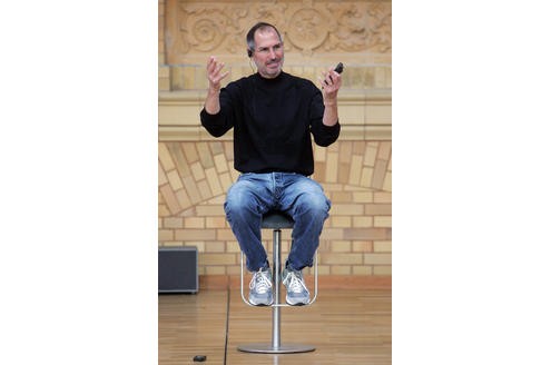 Mit Mitte 20 war Jobs bereits Mulitmillionär. Doch nach einem Machtkampf mit dem Manager John Sculley, den er selbst geholt hatte, verließ er 1984 fast trotzig die Firma. Er gründete die Firma Next, die später von Apple gekauft wurde.