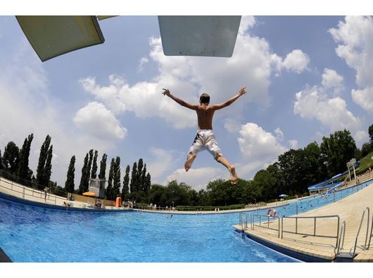 Eine einheitliche Kleiderordnung fürs Baden gebe es nicht, erklärt Joachim Heuser vom Bundesverband Öffentliche Bäder in Essen. (Foto: ddp) Eine einheitliche Kleiderordnung fürs Baden gebe es nicht, erklärt Joachim Heuser vom Bundesverband Öffentliche Bäder in Essen. (Foto: ddp)