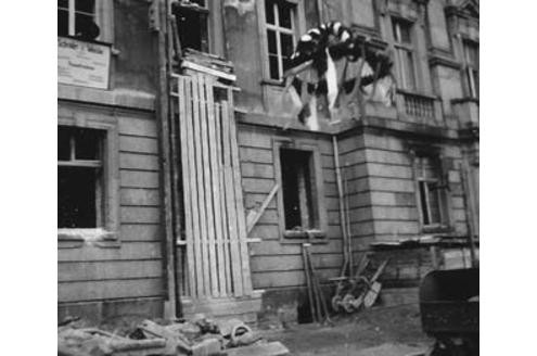 ...anlässlich des rasch voranschreitenden Reparaturmaßnahmen am teils durch den Krieg zerstörten Präsidium.