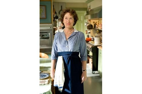 Julia Child (Meryl Streep) überlegt sich, welches Rezept sie als nächstes kochen könnte. © Sony Pictures