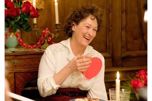 Julia Child (Meryl Streep) verbringt den Valentinstag mit ihrem Mann und ihren Freunden. © Sony Pictures