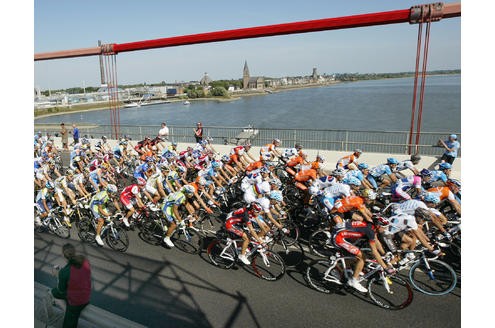 Radrennen Vuelta a Espana von Zutphen nach Venlo - hier beim Passieren der Rheinbrücke Emmerich - Kleve - Emmerich - Montag, 31. August 2009 Foto : Johannes Kruck ## Spanienrundfahrt ## 