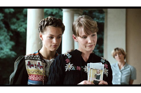 Lilly Vogt (Julie Engelbrecht) und Thea Walden (Klara Manzel) schikanieren Gretel. © Thomas Kost
