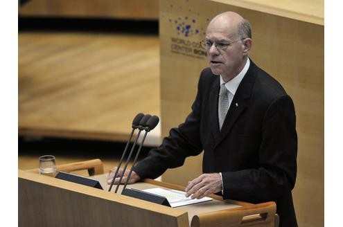 Dem aktuellen 16. deutschen Bundestag steht Norbert Lammert (CDU) als Präsident vor. Am Montag spricht er in Bonn im ehemaligen Plenarsaal im heutigen World Conference bei einer Feier zum 60. Jahrestag der Konstituierung des Parlaments. Mit der Feierstunde in Bonn erinnert der Bundestag an seinen parlamentarischen Anfang vor 60 Jahren.