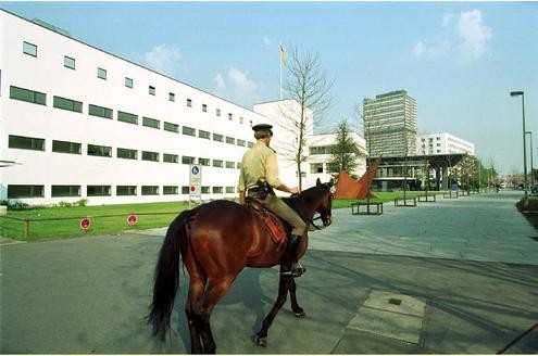 Berittene Polizisten sichern den Bundestag in Bonn.