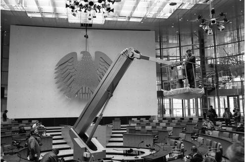 Letzter Schliff für den neuen Plenarsaal in Bonn. Arbeiter auf der Hebebühne...