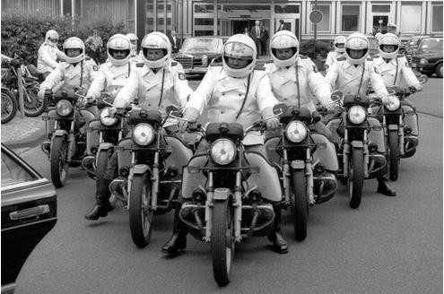 1988: Polizeieskorte vor dem Deutschen Bundestag in Bonn.