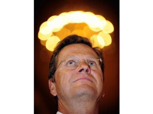 ...als Alleinherrscher über die FDP stieß innerhalb der Partei auf überraschend wenig Widerstand. Die verbliebenen Kritiker verstummten,...