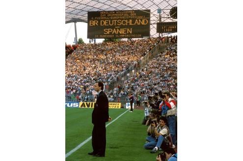 Die Vorrunde läuft für die Deutschen sehr erfolgreich. Zum Abschluss besiegt die DFB-Elf Spanien in München mit 2:0. Nach dem 1:1 gegen Italien und dem 2:0 über Spanien bedeutet das den Gruppensieg.