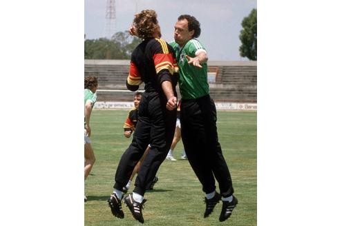 Beckenbauer und Torwart Toni Schumacher beim Zweikampftraining. In der Torwartfrage hatte sich der Teamchef gegen Uli Stein entschieden - dieser wird später suspendiert.