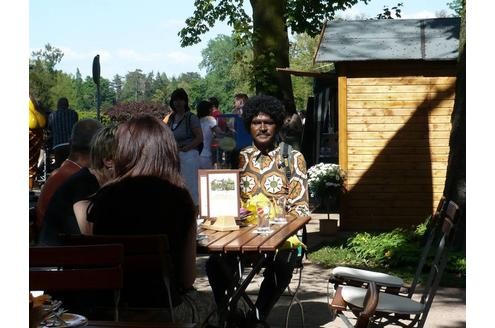 Kwami (Günter Wallraff) im Biergarten. © X Verleih AG