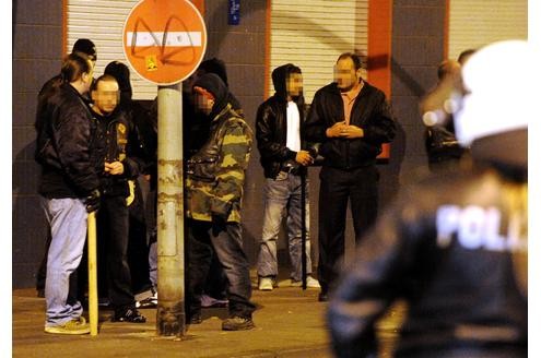 In der Duisburger Altstadt kam es am Samstagabend erneut zu einem Streit zwischen den Rockerbanden der Bandidos und den Hells Angels. (Fotos: Stephan Eickershoff/WAZFotoPool)