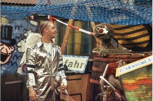 Dafür warf sich der Schauspieler in einen silbernen Glitzeranzug. © NDR/Studio Hamburg (2001)