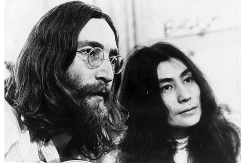 John Lennons Frau, Yoko Ono, wollte zur Zeit der Beatles angeblich bei jeder Studio-Aufnahme dabei sein. Die japanisch-amerikanische Künstlerin ist auch Filmemacherin, Komponistin und Sängerin.