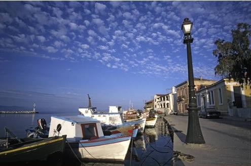 Paxos - Die Unentdeckte. Die mit Olivenbaumwäldern bedeckte Insel wurde bisher vom Tourismus verschmäht. Dabei hat Meeresgott Poseidon sie angeblich als Rückzugsort für sich und seine Geliebte geschaffen.