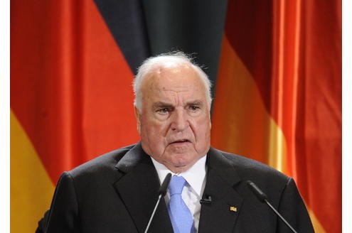 Wir haben keinen Grund zu verzagen, wir sollten stolz sein, fügte Kohl hinzu. Wenn er sich heute aber in Europa so umsehe, dann laute seine Bilanz: Es war ein Leben, von dem ich sagen darf, es hat einen Sinn gehabt.
