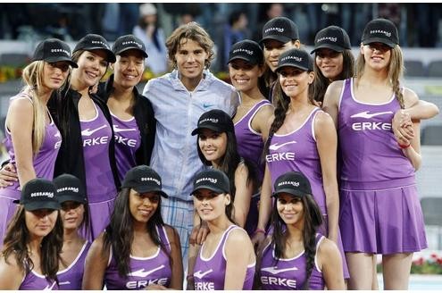 Rafael Nadal mit den Ballmädchen