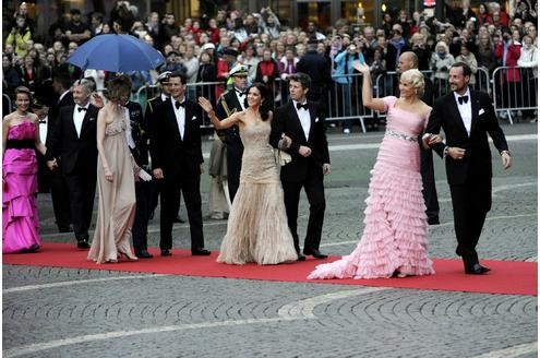 Adel als Gruppenbild (v.re): Kronprinzessin Mathilde von Belgien, ihr Mann Kronprinz Philippe und Prinz Alois von Liechtenstein, Prinzessin Sophie von Liechtenstein, Kronprinzessin Mary und ihr Mann Kronprinz Frederik von Dänemark , daneben Mette Marit und Prinz Haakon aus Norwegen.