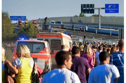 Auf der Autobahn 59 richten die Hilfskräfte...