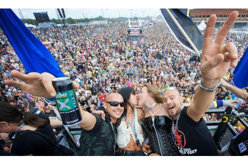 Die veröffentlichten Zahlen der Loveparade-Teilnehmer im Ruhrgebiet sind nach Recherchen der WAZ-Mediengruppe von Beginn an gefälscht worden.