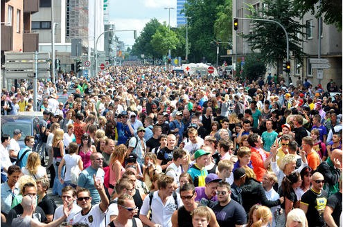 Schon früh am Mittag waren die Straßen vom Hauptbahnhof durch die Stadt bis zum Festivalgelände auf dem ehemaligen Güterbahnhof völlig überlaufen. Die Friedrich-Wilhelm-Straße war ein Menschenmeer. Viele Techno-Fans ...