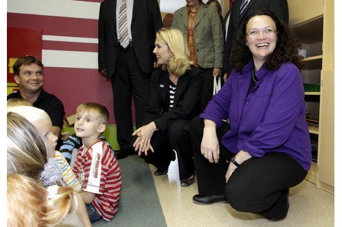 Andrea Nahles (40) bekommt im Januar 2011 ihr erstes Kind. Nach nur zwei Monaten Auszeit will sie im März pünktlich zu den Landtagswahlen wieder im Berufsleben zurück sein. Ihr Mann kümmert sich zunächst ums Kind. 