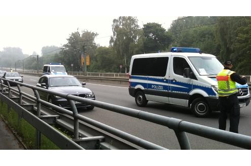 Fahrzeugkontrollen an der B54 in Dortmund vor der Nazi-Demo am Samstag. Foto: Stefan Reinke