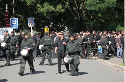 Teilnehmer der Nazi-Demo am Dortmunder Hafen.