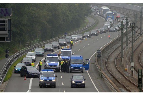 Fahrzeugkontrollen an der B54 in Dortmund vor der Nazi-Demo am Samstag. Foto: Stefan Reinke