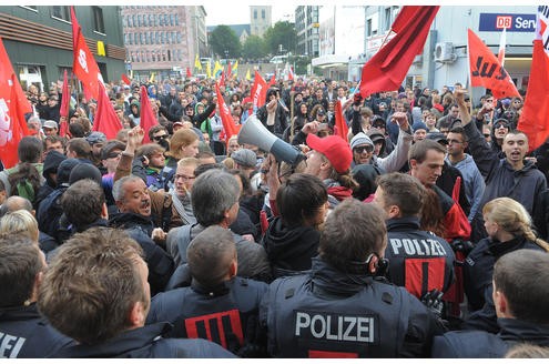 Polizeieinsatz bei einer der zahlreichen Gegendemonstrationen. Foto: Franz Luthe