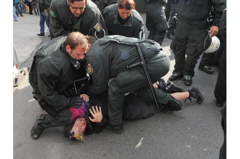 Polizeieinsatz bei einer der zahlreichen Gegendemonstrationen. Foto: Franz Luthe