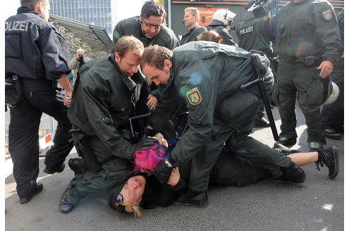 Polizeieinsatz bei einer der zahlreichen Gegendemonstrationen. Foto: Franz Luthe