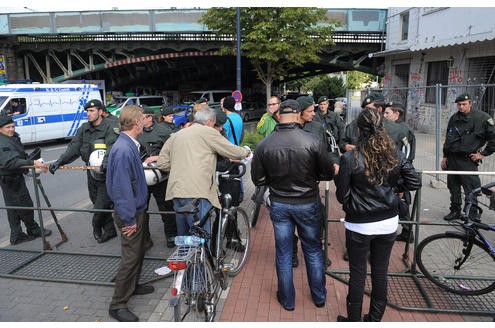 Polizeieinsatz bei einer der zahlreichen Gegendemonstrationen. Foto: Franz Luthe