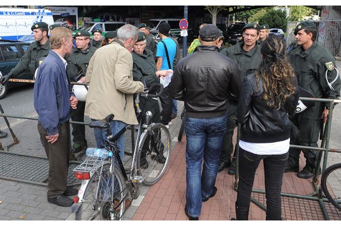 Polizeieinsatz bei einer der zahlreichen Gegendemonstrationen. Foto: Franz Luthe