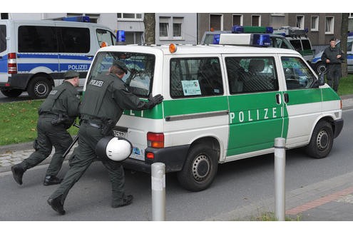 Polizeieinsatz bei einer der zahlreichen Gegendemonstrationen. Foto: Franz Luthe