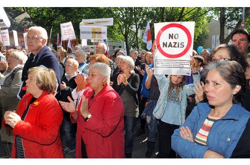 Gegendemonstration am Nordmarkt. Unter anderem mit Grünen-Chefin Claudia Roth und Dortmunds OB Ullrich Sierau.