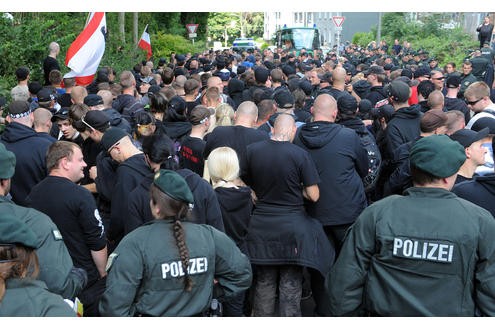 Polizeieinsatz bei der Demonstration der Neo-Nazis. Foto: Franz Luthe