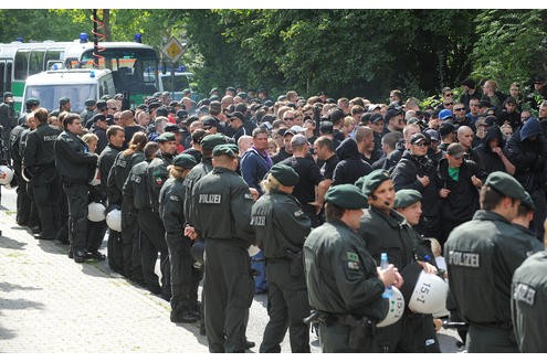 Polizeieinsatz bei der Demonstration der Neo-Nazis. Foto: Franz Luthe