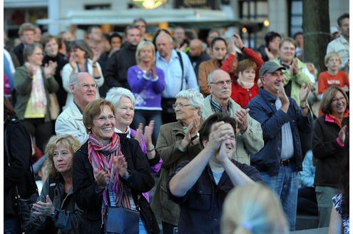 Friedensfest der Gegendemonstration auf dem Wilhelmsplatz in Dorstfeld.