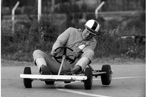 Franz Beckenbauer fährt in seinem Urlaub mit einem GoKart dynamisch um eine Kehre.