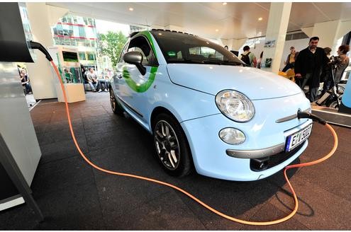 Obwohl es auch den Fiat 500 schon länger als Elektroversion gibt, setzen die Italiener in Paris eher auf die Vorstellung optimierter konventioneller Motoren. Doch die Zukunft sieht anders aus:...